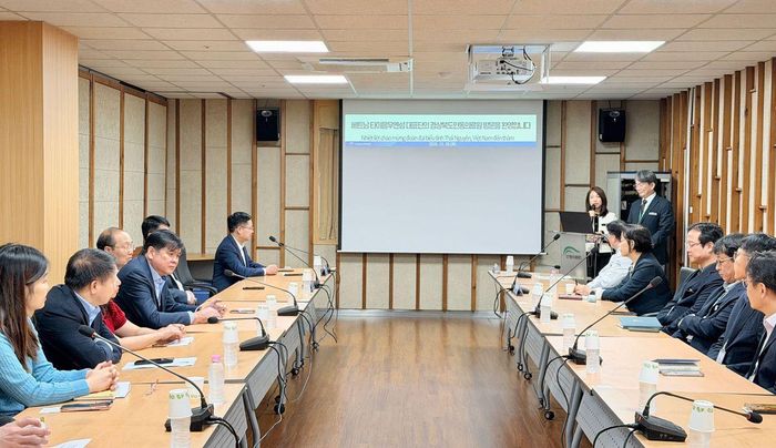 Đoàn công tác tỉnh Thái Nguyên trao đổi kinh nghiệm với đại diện Bệnh viện Andong về hoạt động khám, chữa bệnh và chăm sóc sức khỏe nhân dân.