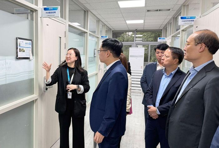 Đoàn công tác tỉnh Thái Nguyên tìm hiểu hoạt động nghiên cứu, phát triển tại Viện Nghiên cứu công nghiệp sinh học Gyeongbuk.