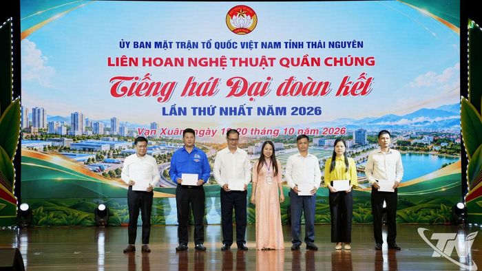 Ban Tổ chức trao 6 giải Tiết mục xuất sắc cho các đơn vị tham gia Liên hoan.