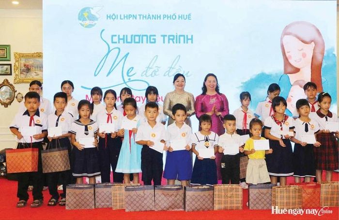 Hội LHPN thành phố tặng quà cho hội viên có hoàn cảnh khó khăn. 