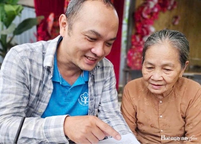 Tuyên truyền, vận động người dân tham gia BHXH tự nguyện. Ảnh: Phước Ly