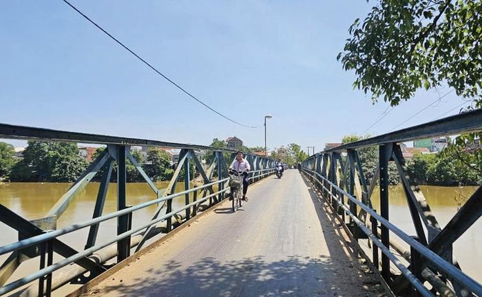 Sau hơn 60 năm đưa vào sử dụng, cầu Phú Lưu đã xuống cấp.