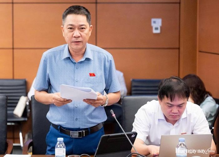 Đại biểu Nguyễn Tiến Nam, Phó Chủ tịch Ủy ban MTTQ Việt Nam TP. Huế tham gia góp ý dự thảo Bộ luật Tố tụng hình sự (sửa đổi). Ảnh: Đoàn ĐBQH thành phố cung cấp
