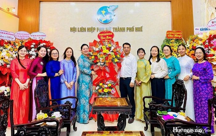 Đồng chí Trần Hữu Thùy Giang tặng hoa chúc mừng Hội LHPN thành phố.