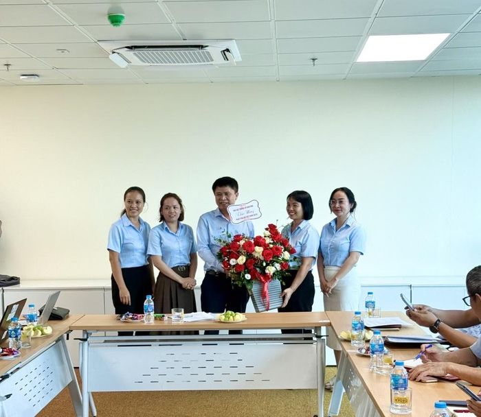 Phó Cục trưởng Đỗ Nam Bình tặng hoa cho CBCNV nữ IDC nhân dịp 20/10 ( Ảnh: Lý Quốc Thịnh)