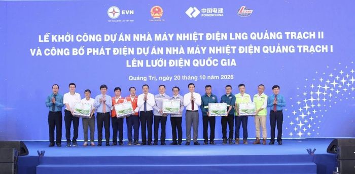 Tặng quà khích lệ CBCNV tại buổi lễ