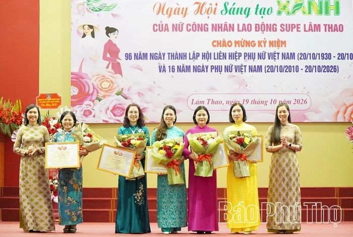 Công đoàn Công nghiệp Hóa chất Việt Nam trao Bằng khen cho 5 cá nhân có thành tích xuất sắc trong phong trào “Giỏi việc nước, đảm việc nhà”. Ảnh: Báo Phú Thọ