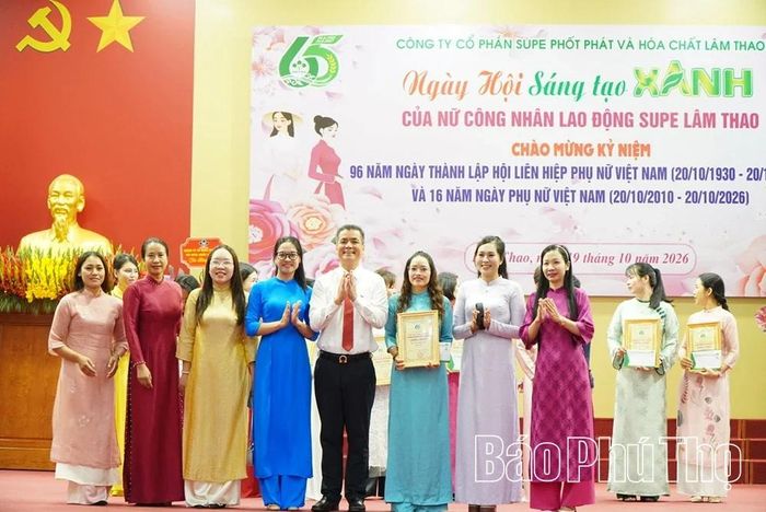 Tổng Giám đốc Phạm Thanh Tùng trao Giải cho các đội thi. Ảnh: Báo Phú Thọ