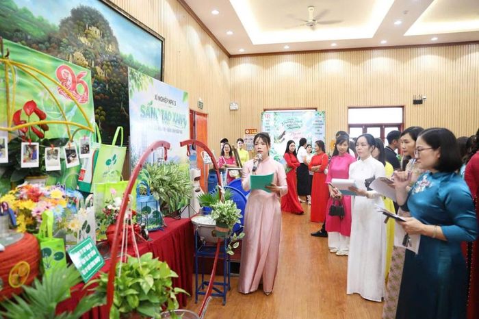 Ban giám khảo chấm điểm cho các đội thi