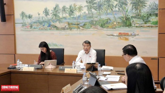 Thủ tướng cho rằng việc sửa đổi Luật Điện lực cần được thực hiện đồng bộ với các luật có liên quan, tạo hành lang pháp lý thuận lợi, giảm thời gian và chi phí thực hiện dự án, đồng thời vẫn bảo đảm yêu cầu quản lý nhà nước.