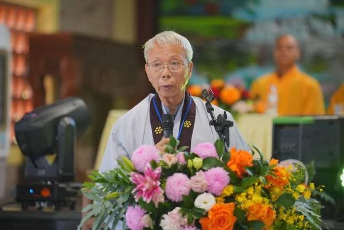 Đại diện Đạo tràng Pháp Hoa miền Bắc báo cáo quá trình tu học và hoạt động của đạo tràng