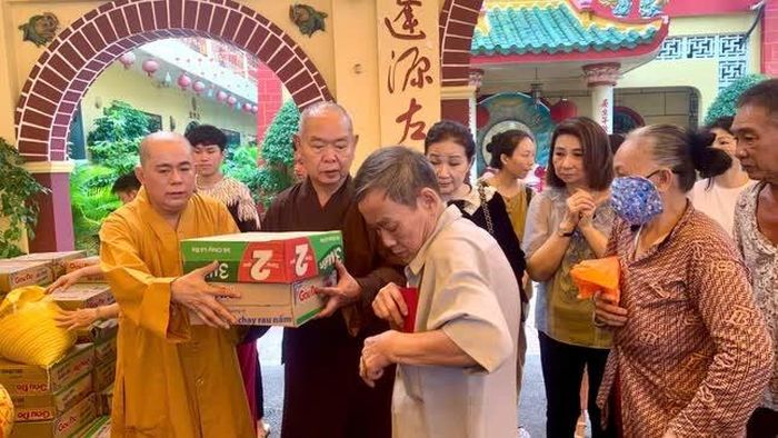 Mỗi phần quà gồm 10kg gạo, 2 thùng mì và 200.000 đồng tiền mặt