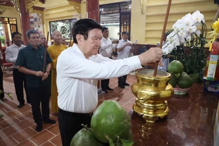 Nguyên Chủ tịch nước Trương Tấn Sang dâng hương