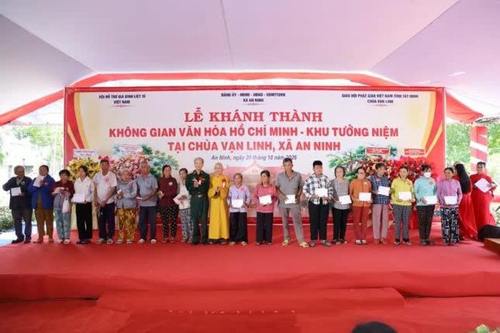 Ban Quản trị chùa Vạn Linh tặng 200 phần quà đến hộ nghèo