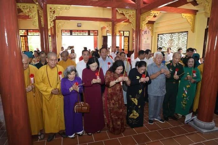 Dâng hương tưởng niệm Chủ tịch Hồ Chí Minh, các Mẹ Việt Nam anh hùng và anh hùng liệt sĩ