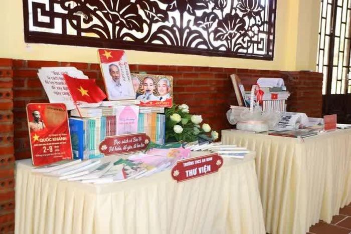Trưng bày hình ảnh Chủ tịch Hồ Chí Minh