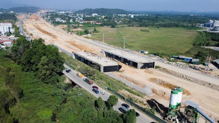Sau khi mặt bằng cơ bản được bàn giao, các nhà thầu huy động máy móc, nhân lực, đồng loạt triển khai thi công trên nhiều đoạn tuyến. Một số vị trí đã khoác lớp nhựa mới, trong khi nền đường và các hạng mục cầu vượt dần lộ rõ hình hài.
