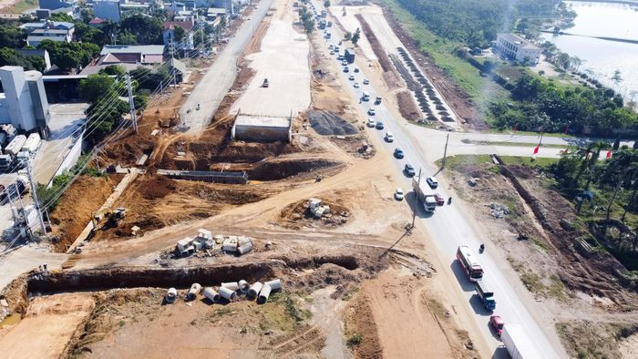 Tổng diện tích đất bàn giao phục vụ dự án đạt khoảng 101,19ha, tạo điều kiện để các nhà thầu tăng tốc thi công trên toàn tuyến. Dù vậy, áp lực bảo đảm tiến độ vẫn là thách thức lớn đối với dự án.