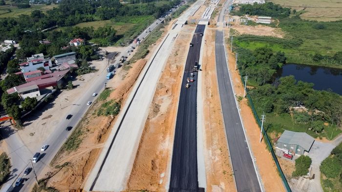 Anh Nguyễn Xuân Nghĩa, công nhân đang thi công tại dự án cho biết, tranh thủ thời tiết thuận lợi, các tổ đội tập trung nhân lực, máy móc để đẩy nhanh tiến độ. Trước áp lực sản lượng còn thấp so với kế hoạch điều chỉnh, nhà thầu đang tăng cường thiết bị, nhân công, tổ chức thi công đồng bộ và kiểm soát chặt tiến độ nhằm hạn chế nguy cơ chậm trễ.