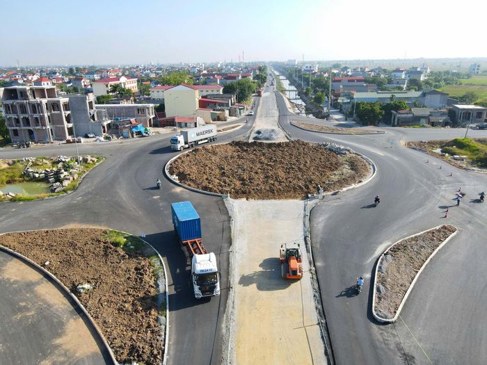 Tại nút giao với quốc lộ 38 (địa phận xã Ân Thi, tỉnh Hưng Yên), công nhân đang tập trung xây dựng vòng xuyến, lu lèn mặt đường chuẩn bị thảm bê tông nhựa nốt phần còn của nút giao.