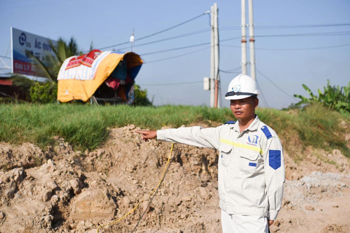 "Chúng tôi được giao xây lắp 9km đường, hiện nay đã hoàn đã thảm nhựa được 80%. Các vị trí còn lại công ty huy động hàng chục công nhân và thiết bị máy móc như, máy lu, xe vận chuyển để cấp phối đá dăm, mặt đường và các hạng mục phụ trợ", ông Nghĩa nói.