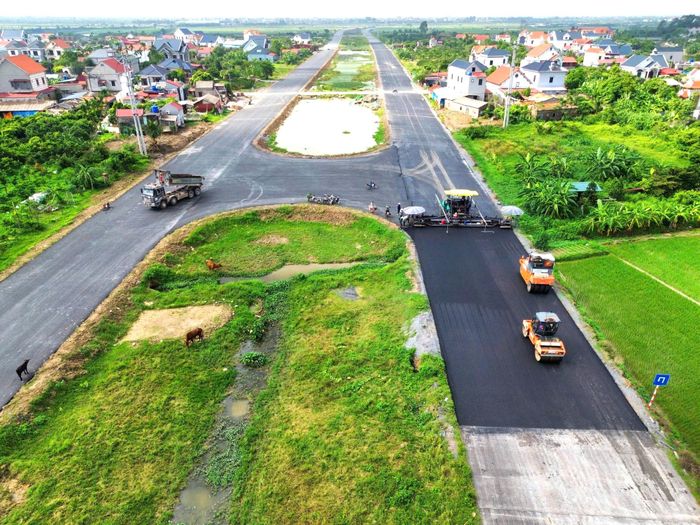 "Ban yêu cầu các nhà thầu bám sát tiến độ từng hạng mục, tập trung nhân lực, thiết bị, vật liệu, tổ chức thi công cuốn chiếu, hoàn thành đến đâu nghiệm thu ngay đến đó. Đồng thời, kiểm soát chặt chất lượng, an toàn lao động, an toàn giao thông, nỗ lực phấn đấu hoàn thành dự án trong năm 2026", ông Hải nói.