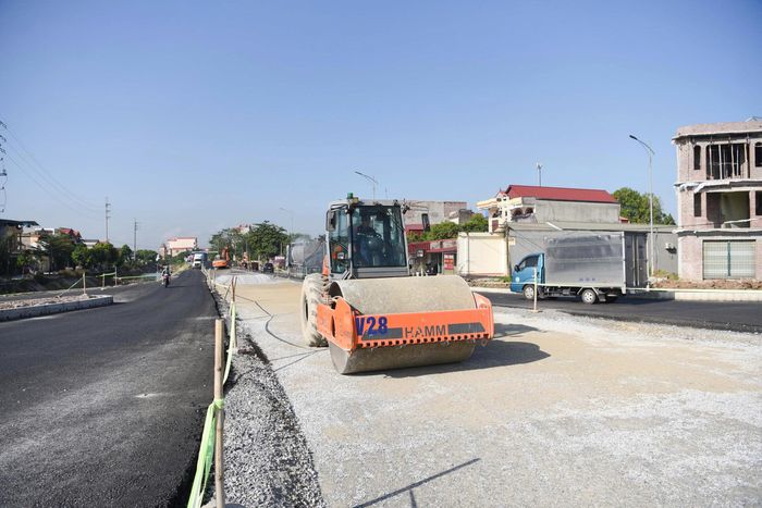 Những ngày giữa tháng 10, nhiều mũi thi công tại các gói thầu ở dự án đường Tân Phúc - Võng Phan (tỉnh Hưng Yên) khẩn trương thi công, nhiều thiết bị và nhân sự có mặt trên công trường luôn tất bật làm việc.