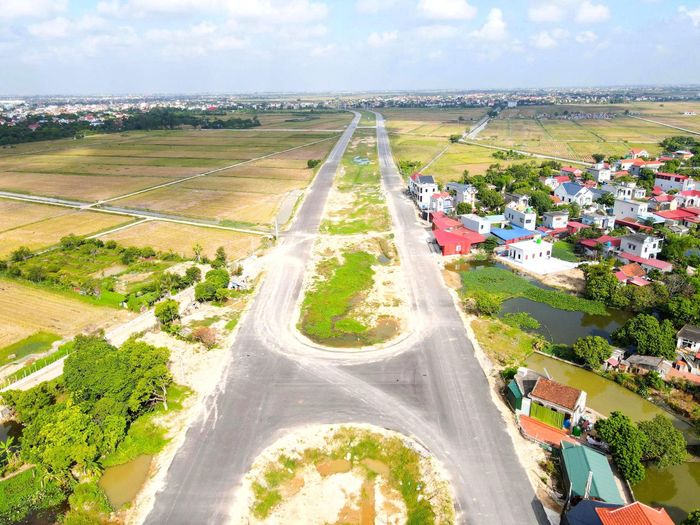 Dự án đường Tân Phúc - Võng Phan có tổng mức đầu tư gần hơn 3,4 nghìn tỷ đồng, thời gian thực hiện từ năm 2023 - 2026 với tổng chiều dài tuyến 29,2km (tuyến chính dài 23,6km, tuyến kết nối dài hơn 4km) mặt cắt mỗi bên 12m, tốc độ thiết kế tối đa 80km/h.