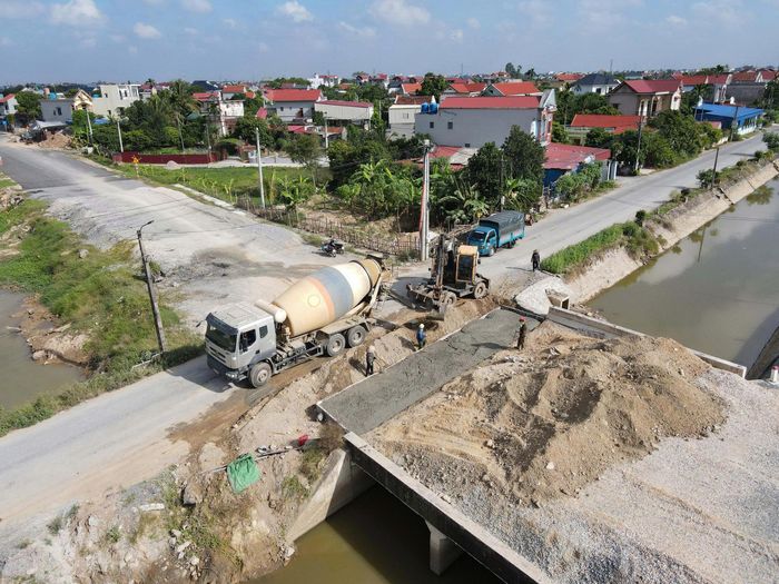 "Tranh thủ thời tiết nắng ráo chúng tôi đã thảm bê tông nhựa nhiều đoạn, hiện nay đang tập trung công nhân và máy móc để xây lắp các cầu, cống qua mương nước, xử lý nền đất yếu. Với tiến độ như hiện tại chúng tôi đảm bảo cuối năm 2026 sẽ hoàn thành mục tiêu đưa dự án vào sử dụng", ông Phái nói.