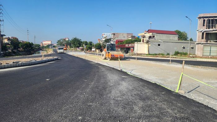 Ông Bùi Đăng Nghĩa, cán bộ kỹ thuật Công ty CP Vinadelta (nhà thầu xây dựng dự án) cho biết, dự án trong giai đoạn nước rút nên đơn vị thi công đang khẩn trương đẩy nhanh tiến độ.