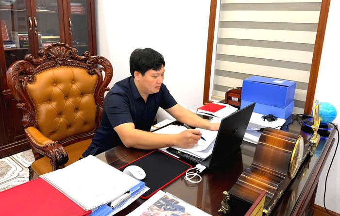 Ông Ngô Hoài Nam, Chủ tịch UBND xã Rạng Đông, tỉnh Ninh Bình trao đổi với PV.