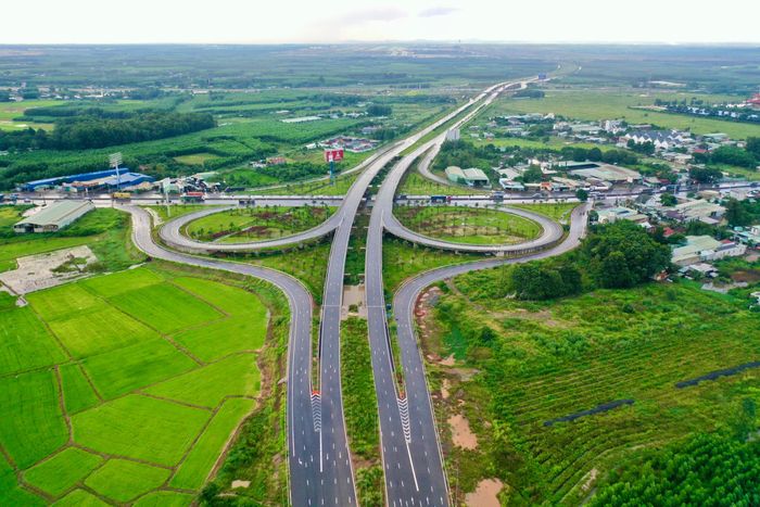 Dự án đường 25C đoạn từ QL51 đến hương lộ 19 có chiều dài 2,65km, tổng giá trị hai gói thầu xây lắp chính khoảng 287 tỷ đồng. Điểm đầu tuyến giao hương lộ 19, thuộc xã Phước An; điểm cuối tiếp giáp QL51 tại Km 2+665,87, đồng thời kết nối liên thông với đường T1 để vào cổng số 1 sân bay Long Thành.