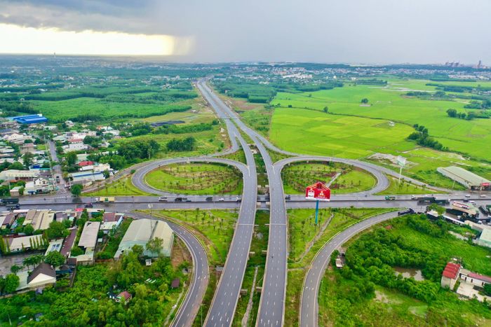 Những ngày giữa tháng 10, trên công trường đường 25C đoạn từ QL51 đến hương lộ 19, máy móc, thiết bị cùng công nhân được huy động thi công dàn trải toàn tuyến. Các hạng mục từ nền đường, móng đường đến thảm bê tông nhựa lần lượt được triển khai, từng bước hoàn thiện trục giao thông rộng 45m kết nối với khu vực sân bay Long Thành.