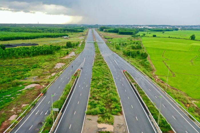 Khi đưa vào khai thác, tuyến đường sẽ bổ sung năng lực kết nối với QL51 và mạng lưới giao thông hiện hữu, tạo thuận lợi hơn cho việc đi lại, vận chuyển hàng hóa và tiếp cận khu vực sân bay. Cùng với tuyến đường chính, các hạng mục như nút giao, hệ thống chiếu sáng, cây xanh và cầu Bà Ký được đầu tư đồng bộ, góp phần hoàn thiện hạ tầng giao thông khu vực.