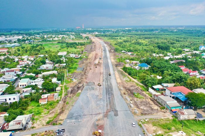 Ban Quản lý dự án cho biết, việc sớm bảo đảm nguồn cung bê tông nhựa ổn định sẽ giúp các đơn vị tận dụng những ngày thời tiết thuận lợi, đẩy nhanh tiến độ thảm nhựa, hướng đến mục tiêu thông xe tuyến chính đúng kế hoạch.