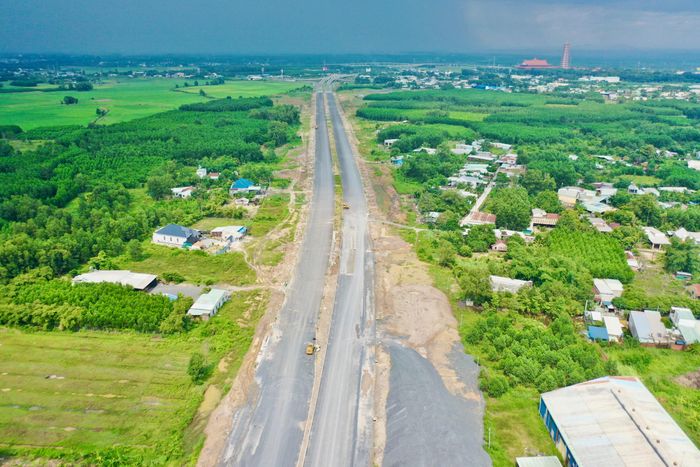 Đến nay, toàn bộ hệ thống thoát nước dọc tuyến đã hoàn thành. Công tác đắp đất nền đường cũng đã hoàn tất, móng cấp phối đá dăm cơ bản hoàn thiện. Riêng lớp bê tông nhựa đã được thảm trên hơn 1,1km, các nhà thầu tiếp tục triển khai những đoạn còn lại để từng bước hoàn chỉnh kết cấu mặt đường.