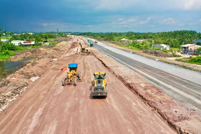Tuy nhiên, nguồn cung bê tông nhựa chưa ổn định đang là một trong những khó khăn ảnh hưởng đến tiến độ thi công. Đây là vật liệu quan trọng trong giai đoạn hoàn thiện mặt đường, đòi hỏi các nhà thầu phải chủ động nguồn cung để tổ chức thi công liên tục.
