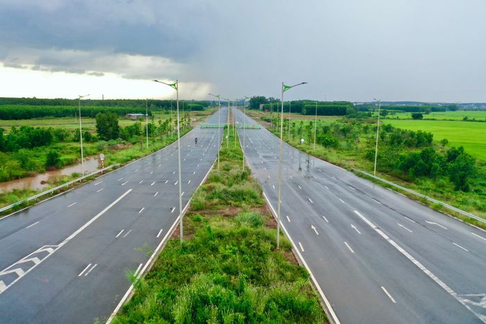 Đường 25C là một trong những tuyến giao thông góp phần hoàn thiện mạng lưới kết nối khu vực Long Thành và Nhơn Trạch. Trong bối cảnh sân bay Long Thành cùng nhiều dự án giao thông liên vùng được đầu tư, việc hoàn thiện các trục đường khu vực có ý nghĩa quan trọng trong nâng cao năng lực lưu thông, hỗ trợ vận chuyển hàng hóa và mở rộng không gian phát triển đô thị.