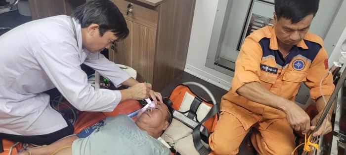 Lực lượng cứu nạn hàng hải và các bác sĩ tiếp nhận và tiến hành sơ cấp cứu cho bệnh nhân ngay trên biển.