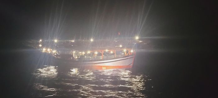 Tổ tìm kiếm cứu nạn hàng hải tiếp cận tàu cá để đưa bệnh nhân lên tàu chuyên dụng sơ cấp cứu.