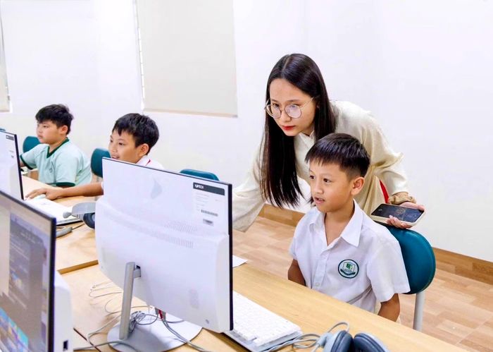 ThS Lê Trung Kiên cho biết Trường Phổ thông Phùng Hưng chú trọng hướng dẫn học sinh sử dụng AI an toàn, có trách nhiệm, phát triển tư duy độc lập và trung thực trong học tập.