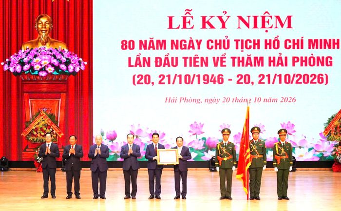 Thừa ủy quyền của Chủ tịch nước, ông Trịnh Văn Quyết, Ủy viên Bộ Chính trị, Bí thư Trung ương Đảng, Trưởng Ban Tuyên giáo Trung ương trao Huân chương Lao động hạng Nhất tặng Đảng bộ, chính quyền và nhân dân TP Hải Phòng.