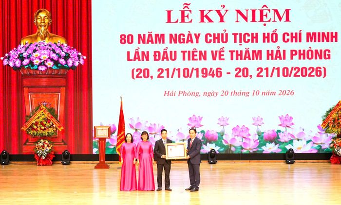 Thừa ủy quyền của Chủ tịch nước, ông Lê Tiến Châu, Phó Thủ tướng Chính phủ trao Huân chương Lao động hạng Ba cho Đảng bộ Trường THCS Hồng Bàng (phường Hồng Bàng, TP Hải Phòng).