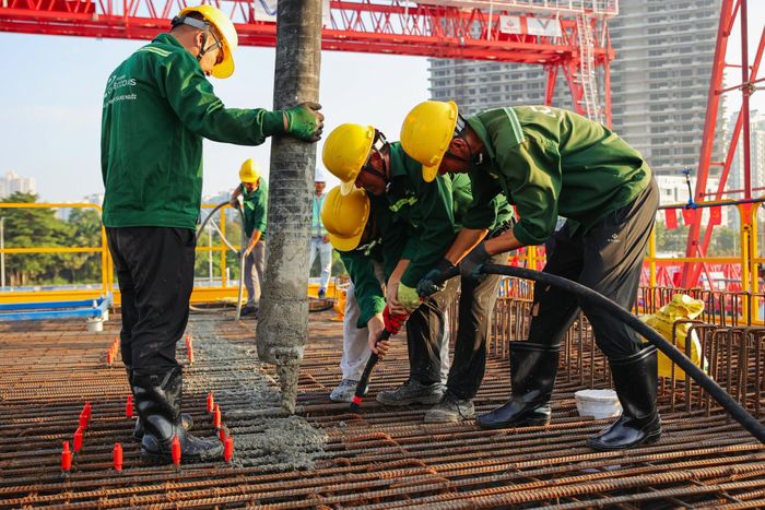 Công nhân làm việc tại công trường, triển khai các hạng mục theo kế hoạch thi công.