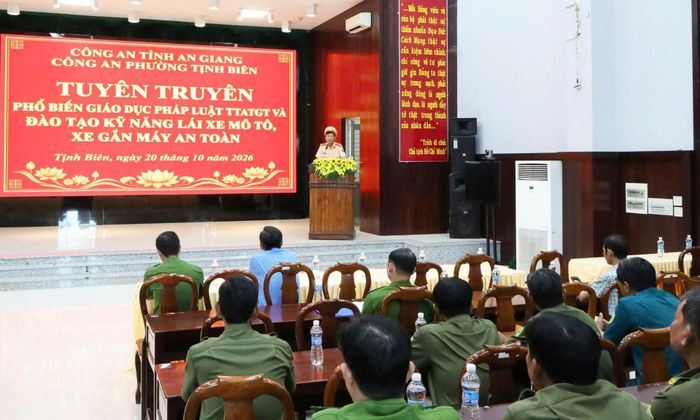 Quang cảnh buổi tuyên truyền phổ biến pháp luật về TTATGT đường bộ tại phường Tịnh Biên, tỉnh An Giang.