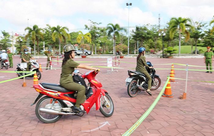 Chương trình nhằm phát huy vai trò, trách nhiệm của mỗi đoàn viên, thanh niên, cán bộ, công chức, lực lượng vũ trang trên địa bàn phường trong việc gương mẫu chấp hành các quy định của pháp luật về TTATGT.