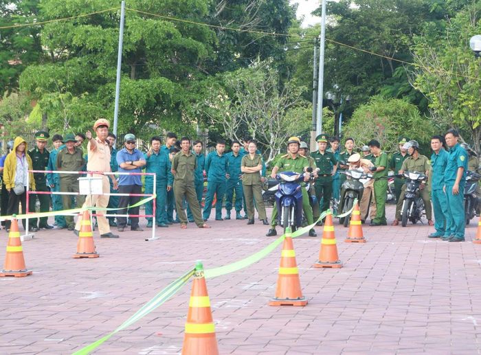 Cán bộ CSGT Công an tỉnh An Giang hướng dẫn kỹ năng lái xe an toàn cho cán bộ, công chức, công an phường Tịnh Biên.