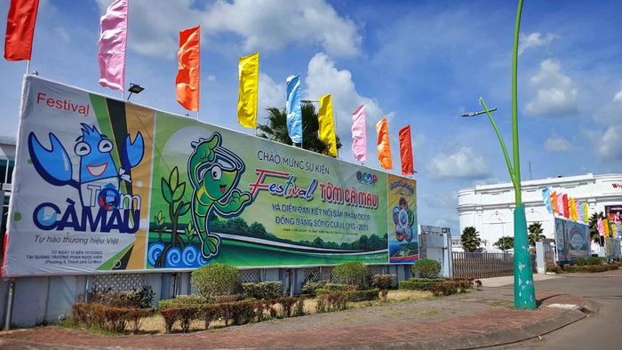 Cà Mau từng tổ chức thành công Festival Tôm và diễn đàn kết nối sản phẩm OCOP Đồng bằng sông Cửu Long năm 2023 thu hút hơn 40.000 lượt khách du lịch.