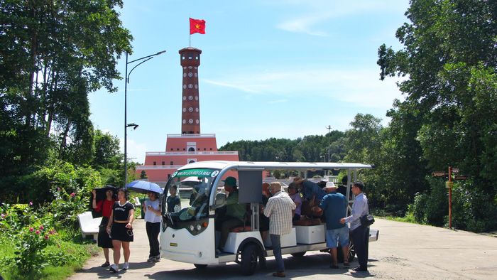 Du khách đi xe điện tham quan các điểm bên trong khu du lịch Mũi Cà Mau (xã Đất Mũi, tỉnh Cà Mau).