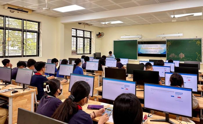 Học sinh THCS, THPT có thể làm bài kiểm tra định kỳ trên máy tính khi nhà trường đáp ứng đủ điều kiện theo quy định. (Ảnh minh họa).